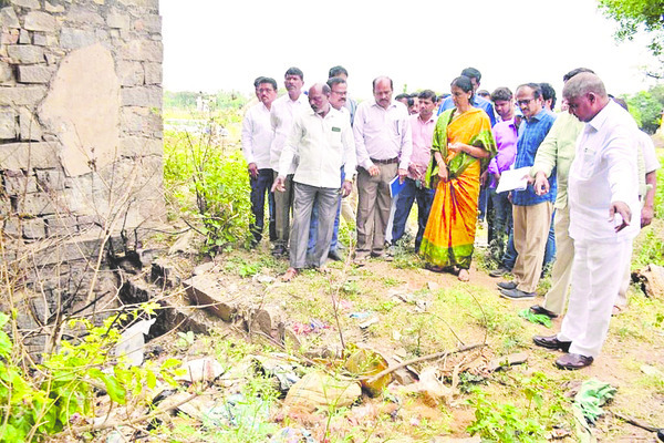 పురాతన కోనేరు మెట్ల బావిని పరిశీలిస్తున్న మంత్రి సబితారెడ్డి, ఇతర అధికారులు  1