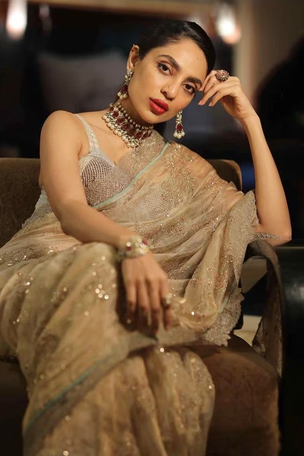 Indian Actress Sobhita Dhulipala HD Photo Gallery - Sakshi8