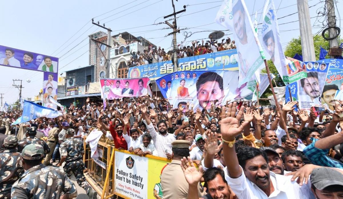 CM YS Jagan Disburse Jagananna Vasathi Deevena Funds Anantapur Photo Gallery - Sakshi2