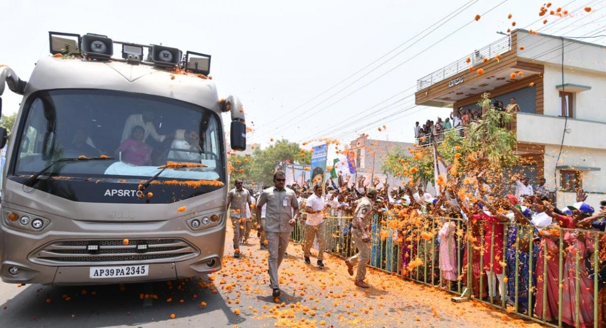 CM YS Jagan Disburse Jagananna Vasathi Deevena Funds Anantapur Photo Gallery - Sakshi4