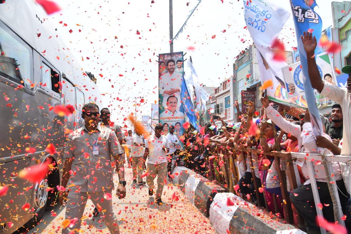 CM YS Jagan Disburse Jagananna Vasathi Deevena Funds Anantapur Photo Gallery - Sakshi11