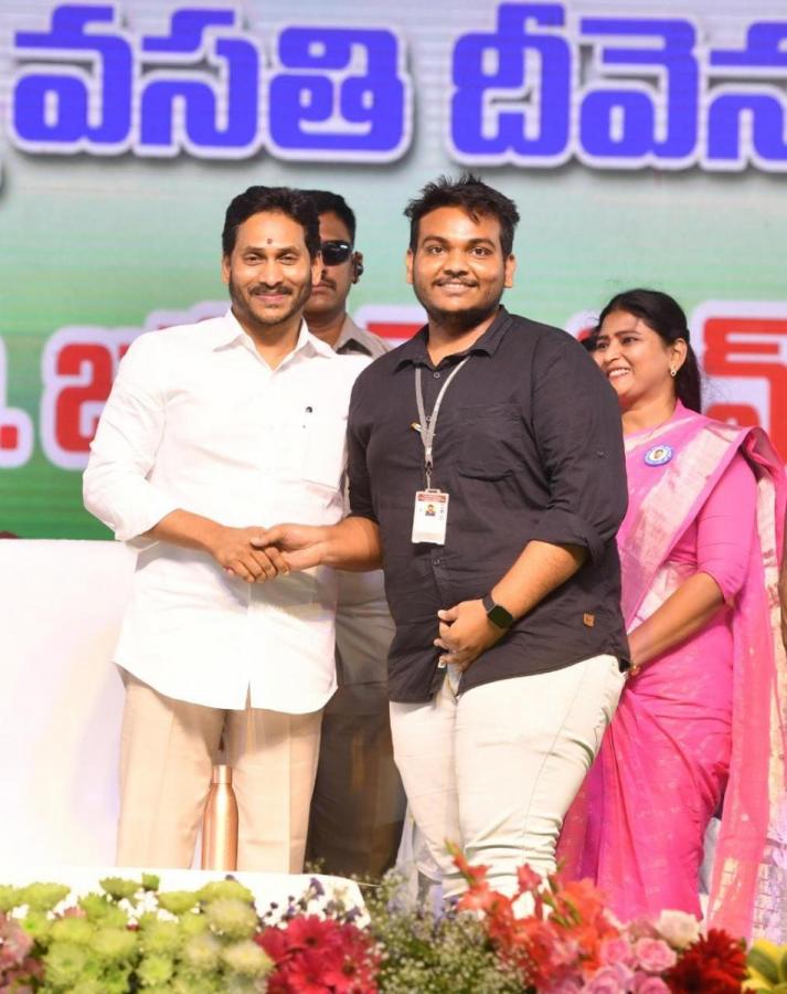 CM YS Jagan Disburse Jagananna Vasathi Deevena Funds Anantapur Photo Gallery - Sakshi28