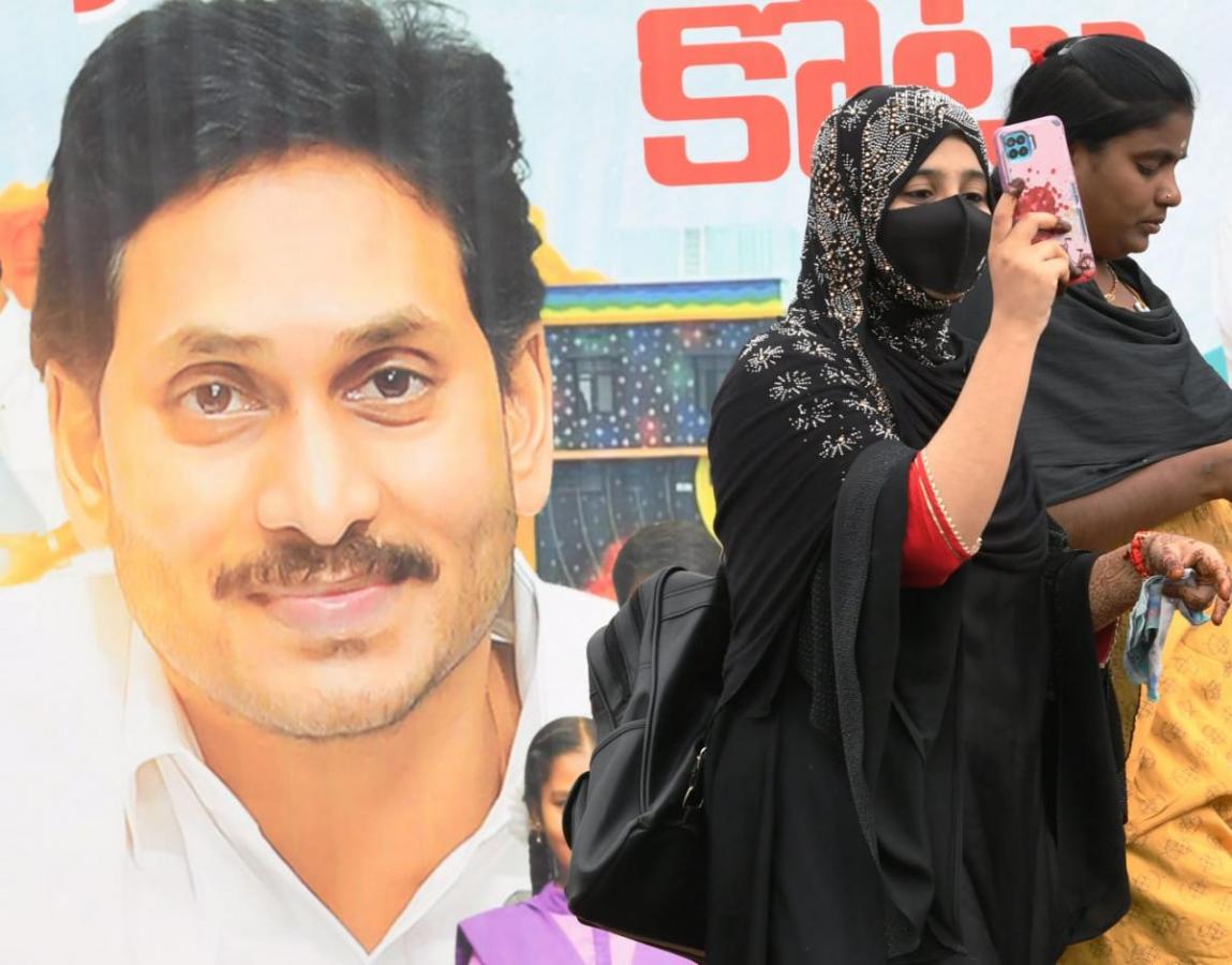 CM YS Jagan Disburse Jagananna Vasathi Deevena Funds Anantapur Photo Gallery - Sakshi40