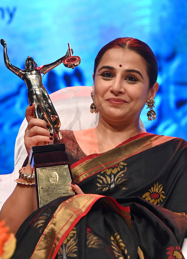 Asha Bhosle, Vidya Balan remember Lata Mangeshkar at award ceremony - Sakshi4