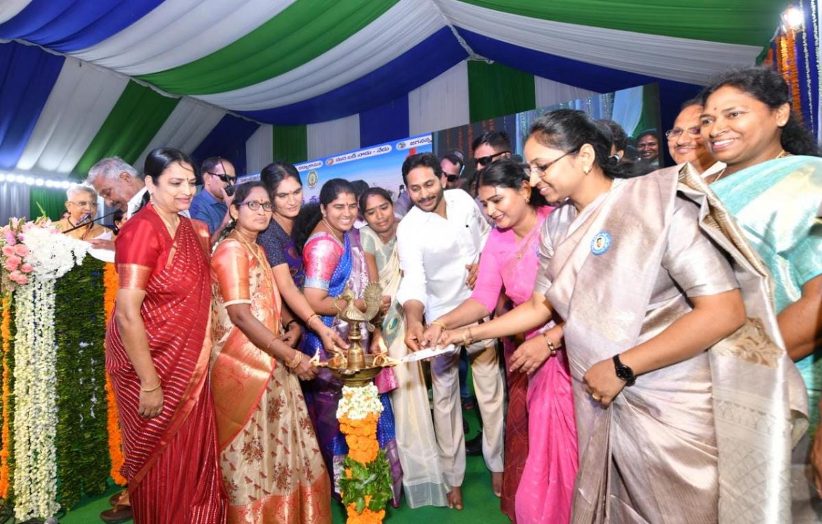 CM YS Jagan Disburse Jagananna Vasathi Deevena Funds Anantapur Photo Gallery - Sakshi44