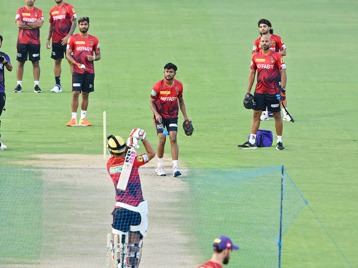 SRHvsKKR Players Practice In Uppal Stadium - Sakshi1