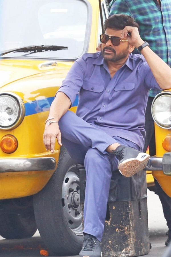 Chiranjeevi Spotted Driving The Iconic Yellow Taxi In Kolkata - Sakshi3