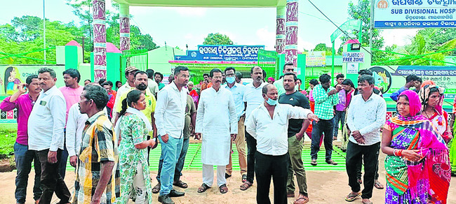 ఆరోగ్య కేంద్రం వద్ద బాధితులను పరిమర్శిస్తున్న చిత్రకొండ ఎమ్మెల్యే పూర్ణచంద్ర 2