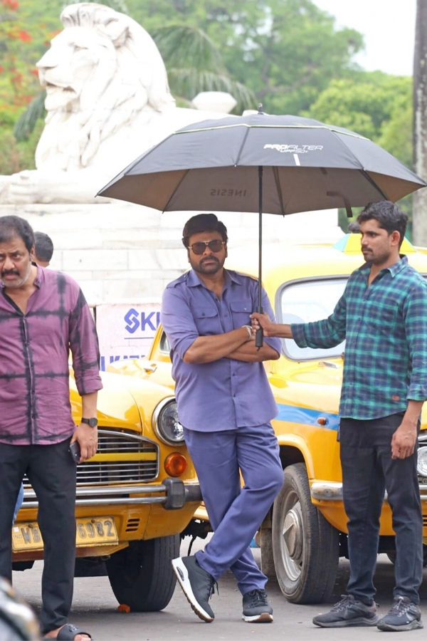 Chiranjeevi Spotted Driving The Iconic Yellow Taxi In Kolkata - Sakshi8