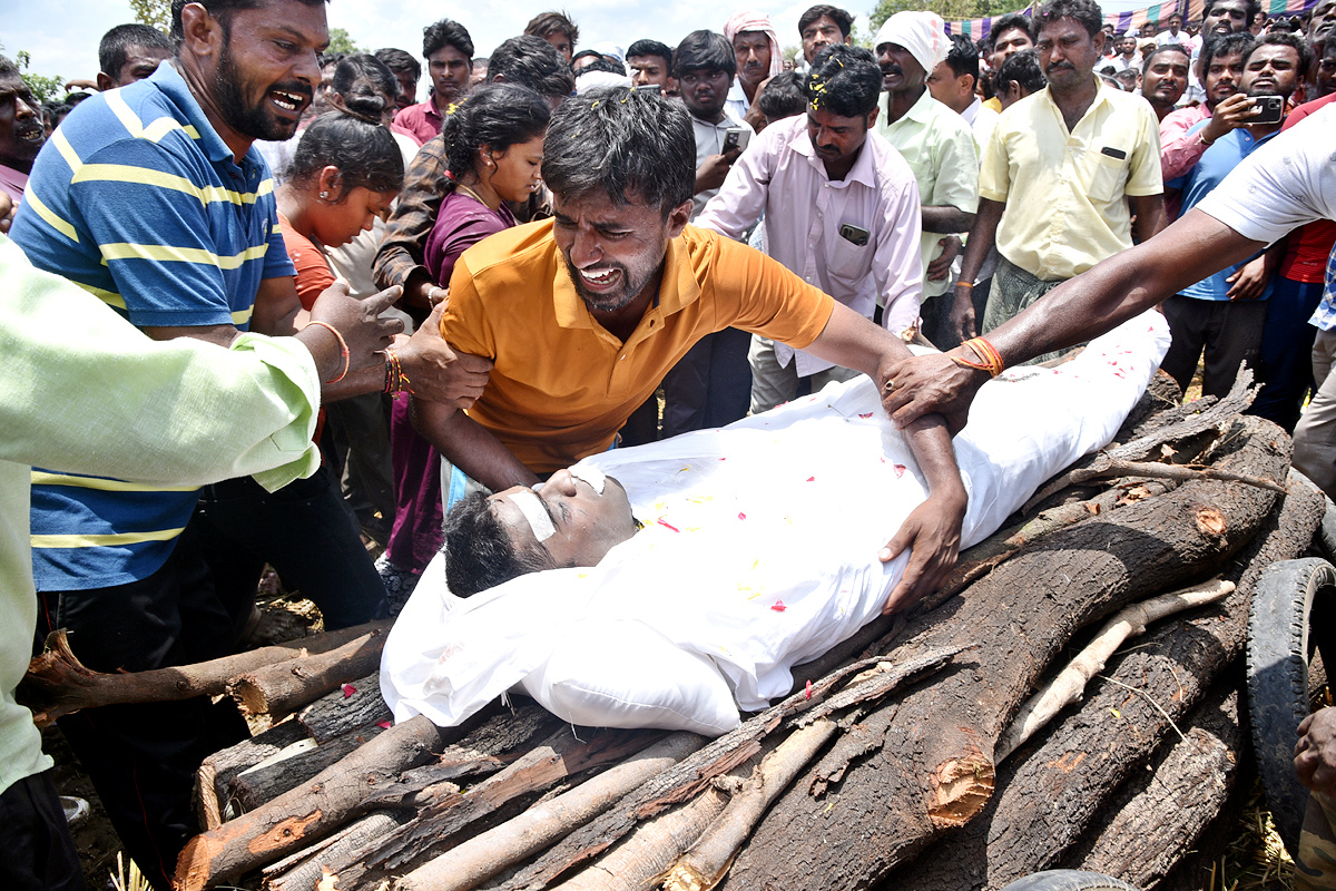 State funeral For Martyred Army Jawan In Karimnagar  - Sakshi2