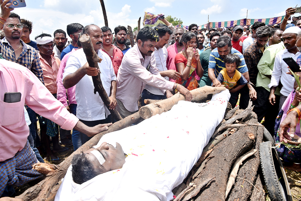 State funeral For Martyred Army Jawan In Karimnagar  - Sakshi3