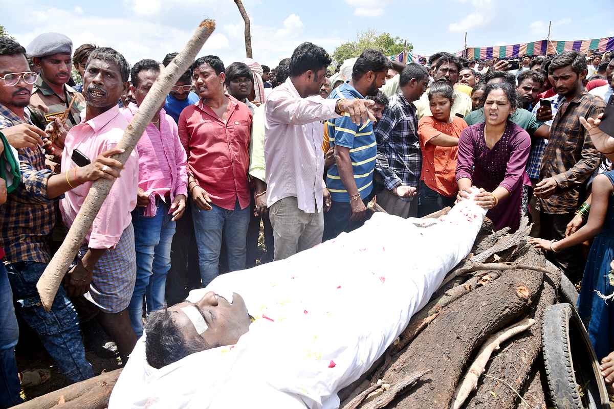 State funeral For Martyred Army Jawan In Karimnagar  - Sakshi4