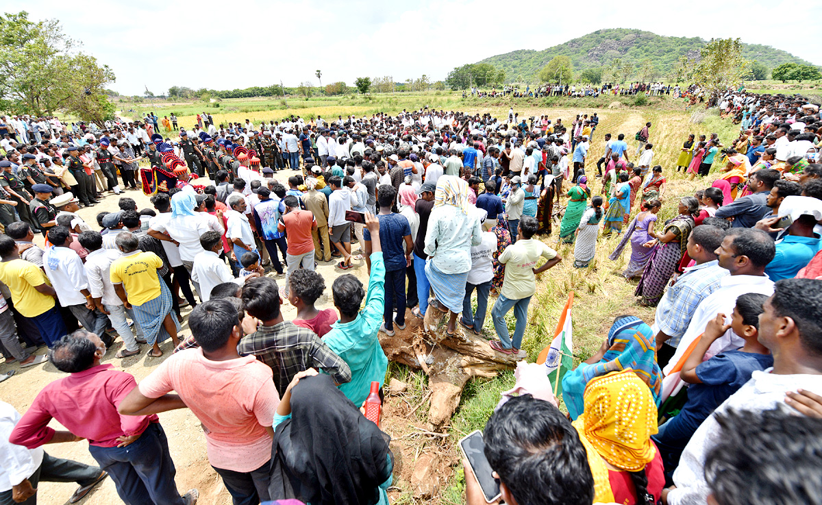 State funeral For Martyred Army Jawan In Karimnagar  - Sakshi9