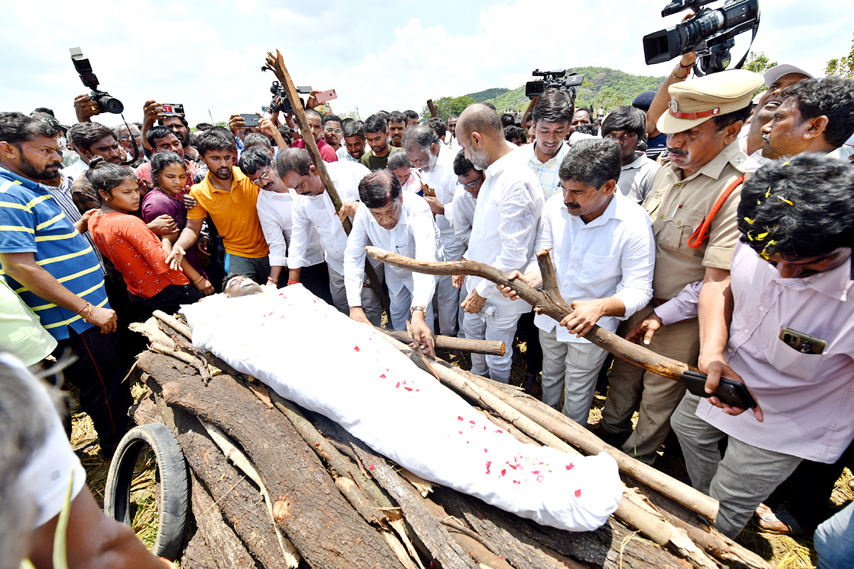 State funeral For Martyred Army Jawan In Karimnagar  - Sakshi10