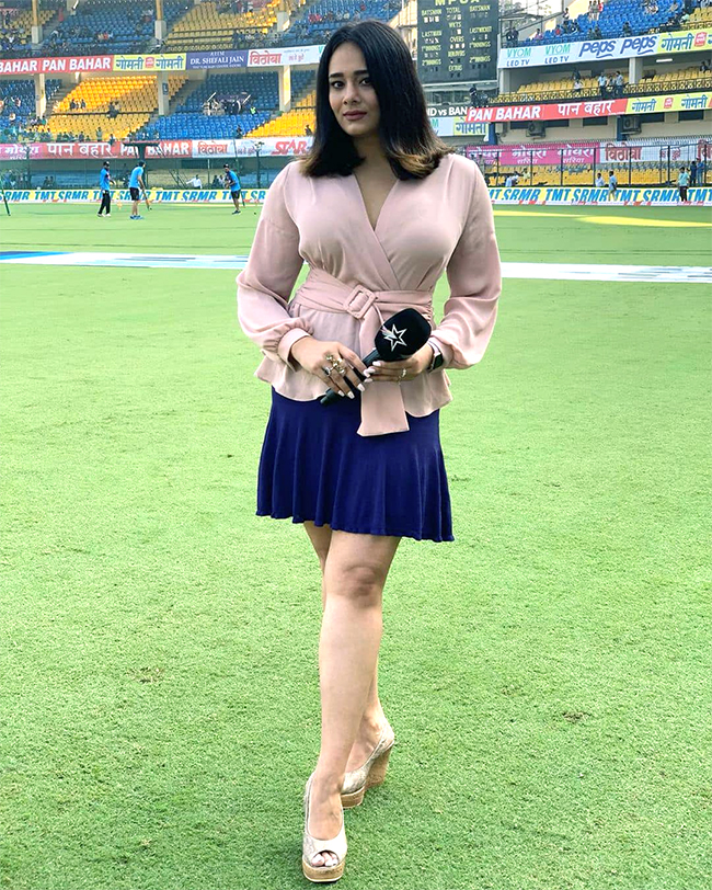 10 Hottest Female Anchors And Presenters Of IPL 2023 - Sakshi2