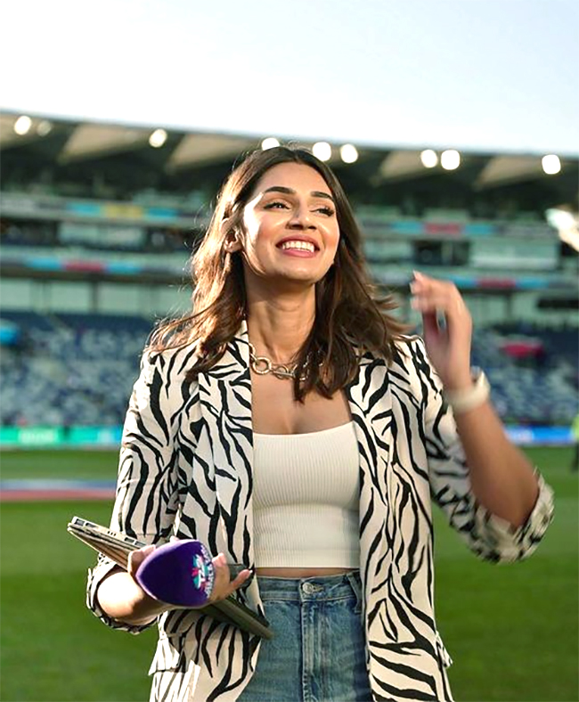 10 Hottest Female Anchors And Presenters Of IPL 2023 - Sakshi7