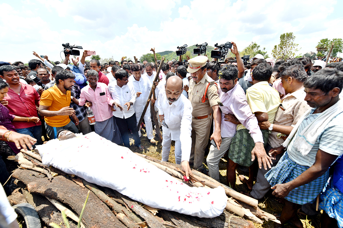 State funeral For Martyred Army Jawan In Karimnagar  - Sakshi11