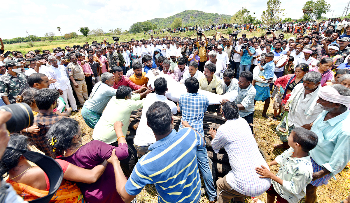 State funeral For Martyred Army Jawan In Karimnagar  - Sakshi12