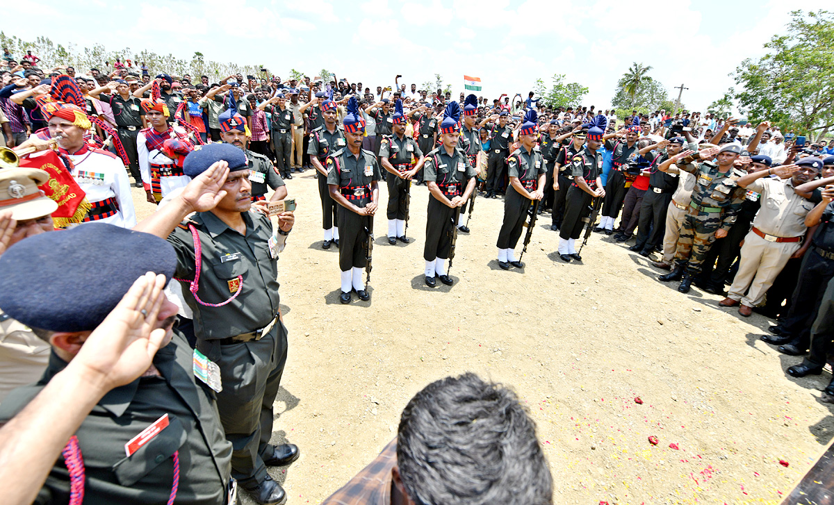 State funeral For Martyred Army Jawan In Karimnagar  - Sakshi15