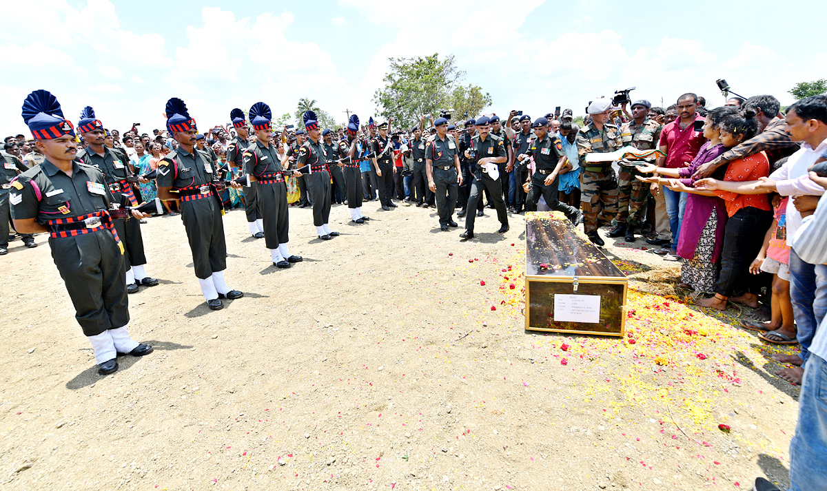 State funeral For Martyred Army Jawan In Karimnagar  - Sakshi16