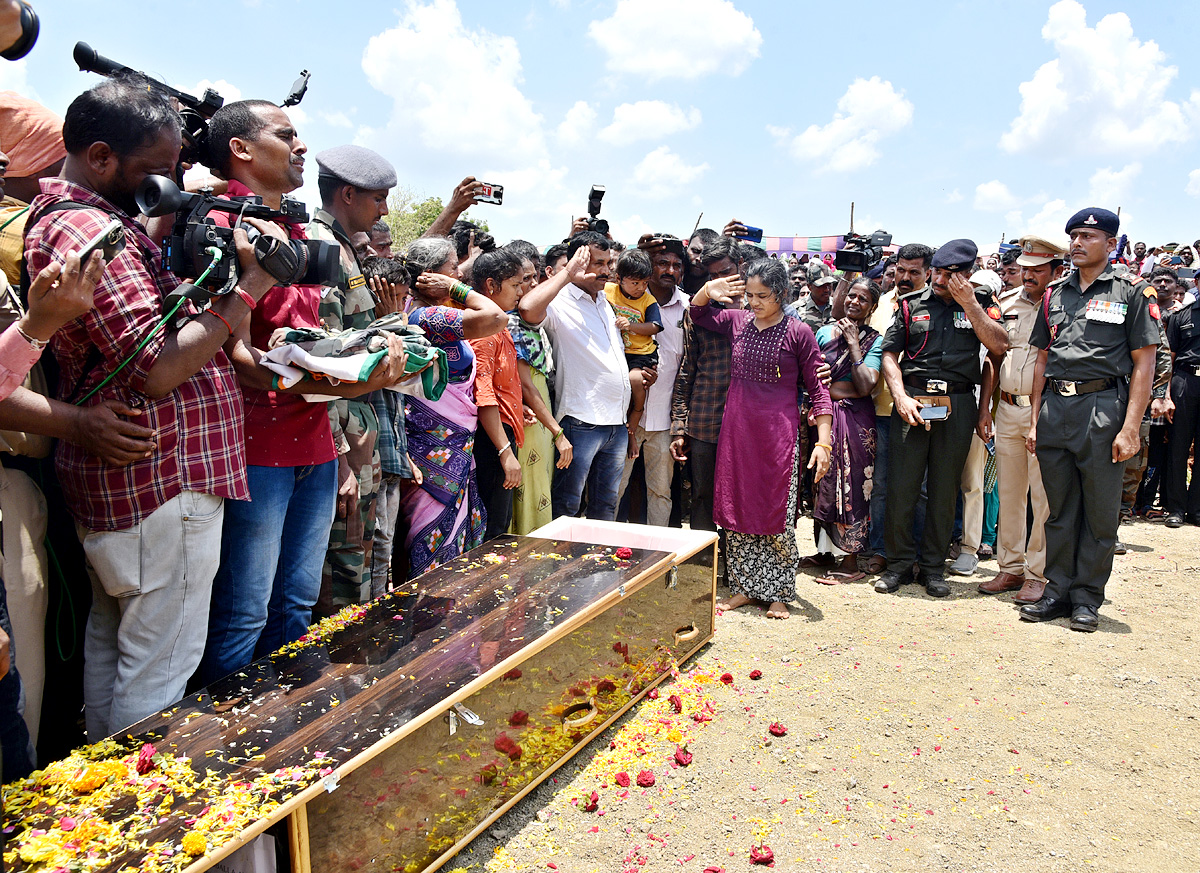 State funeral For Martyred Army Jawan In Karimnagar  - Sakshi18