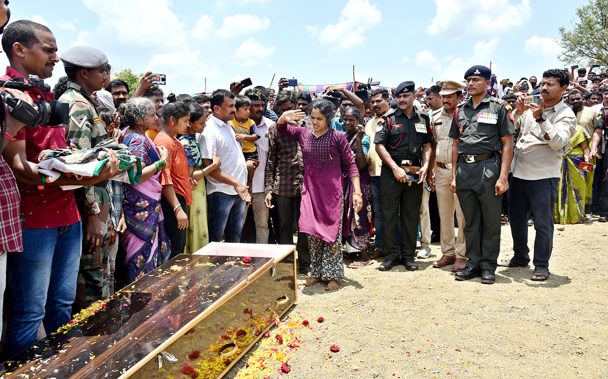 State funeral For Martyred Army Jawan In Karimnagar  - Sakshi20