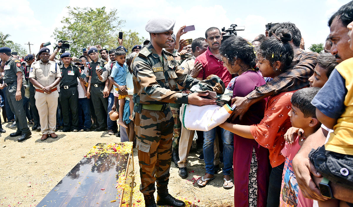 State funeral For Martyred Army Jawan In Karimnagar  - Sakshi21