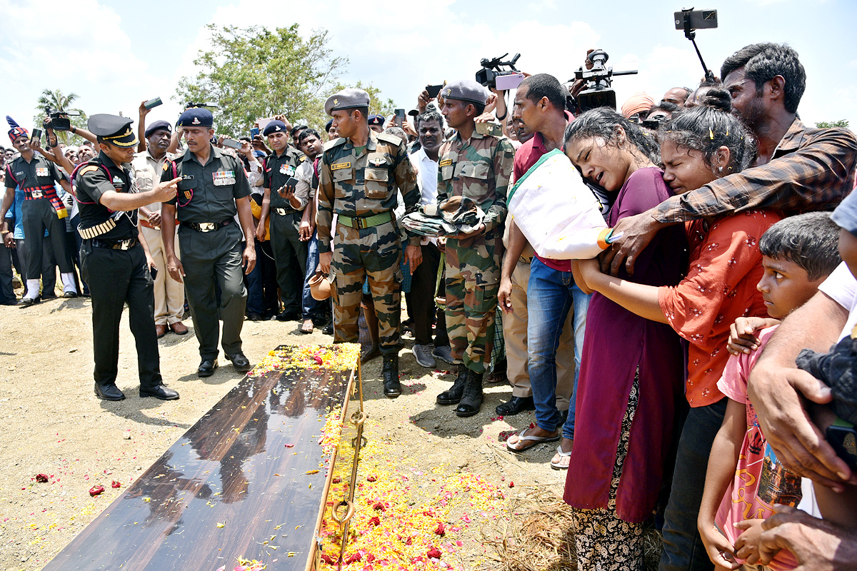 State funeral For Martyred Army Jawan In Karimnagar  - Sakshi23