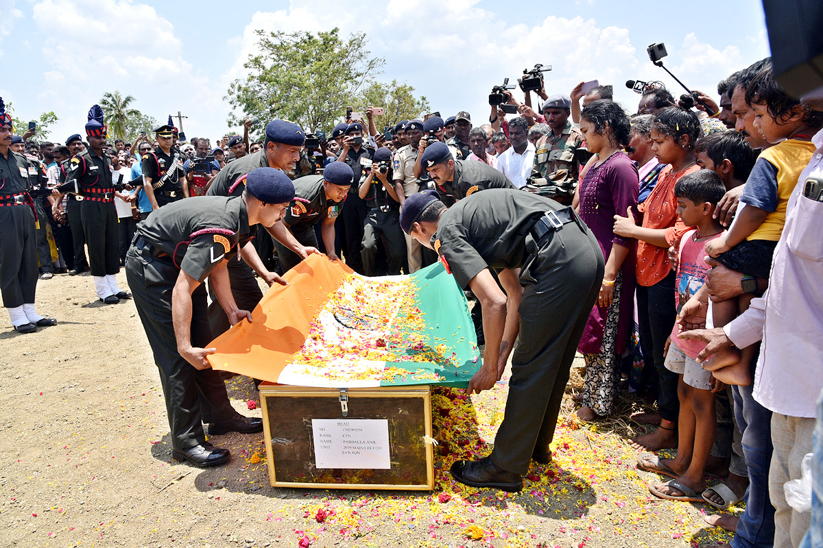 State funeral For Martyred Army Jawan In Karimnagar  - Sakshi25