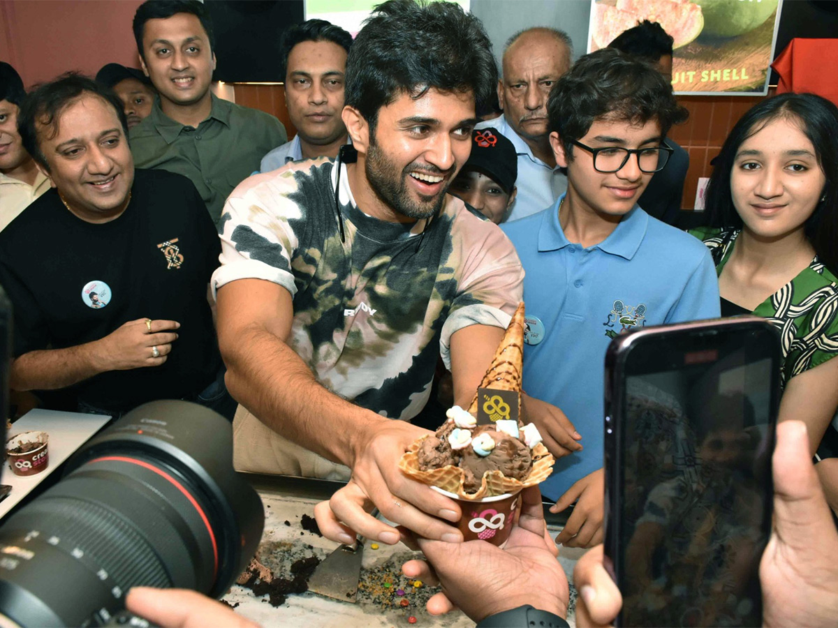 Actor Vijay Deverakonda Launches His Ice Cream Center - Sakshi1