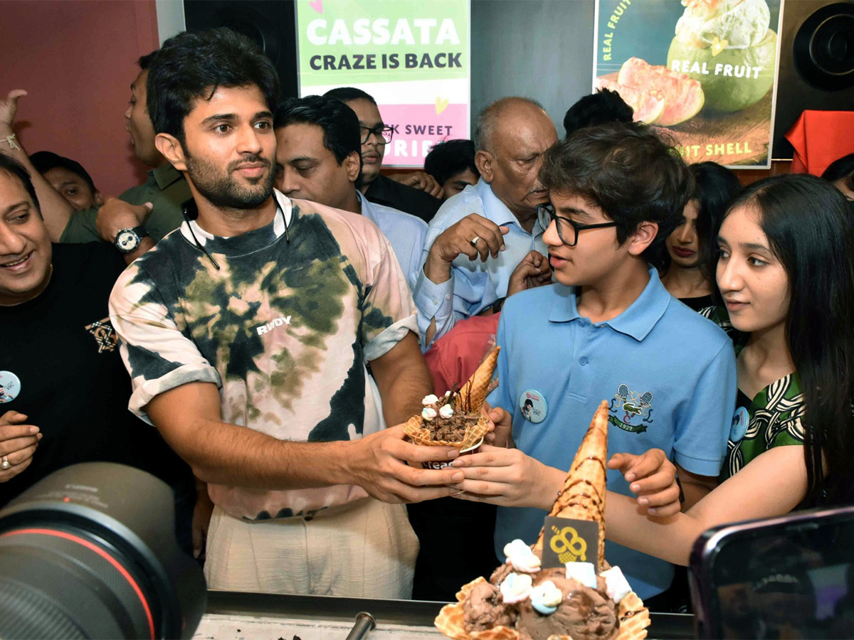 Actor Vijay Deverakonda Launches His Ice Cream Center - Sakshi15