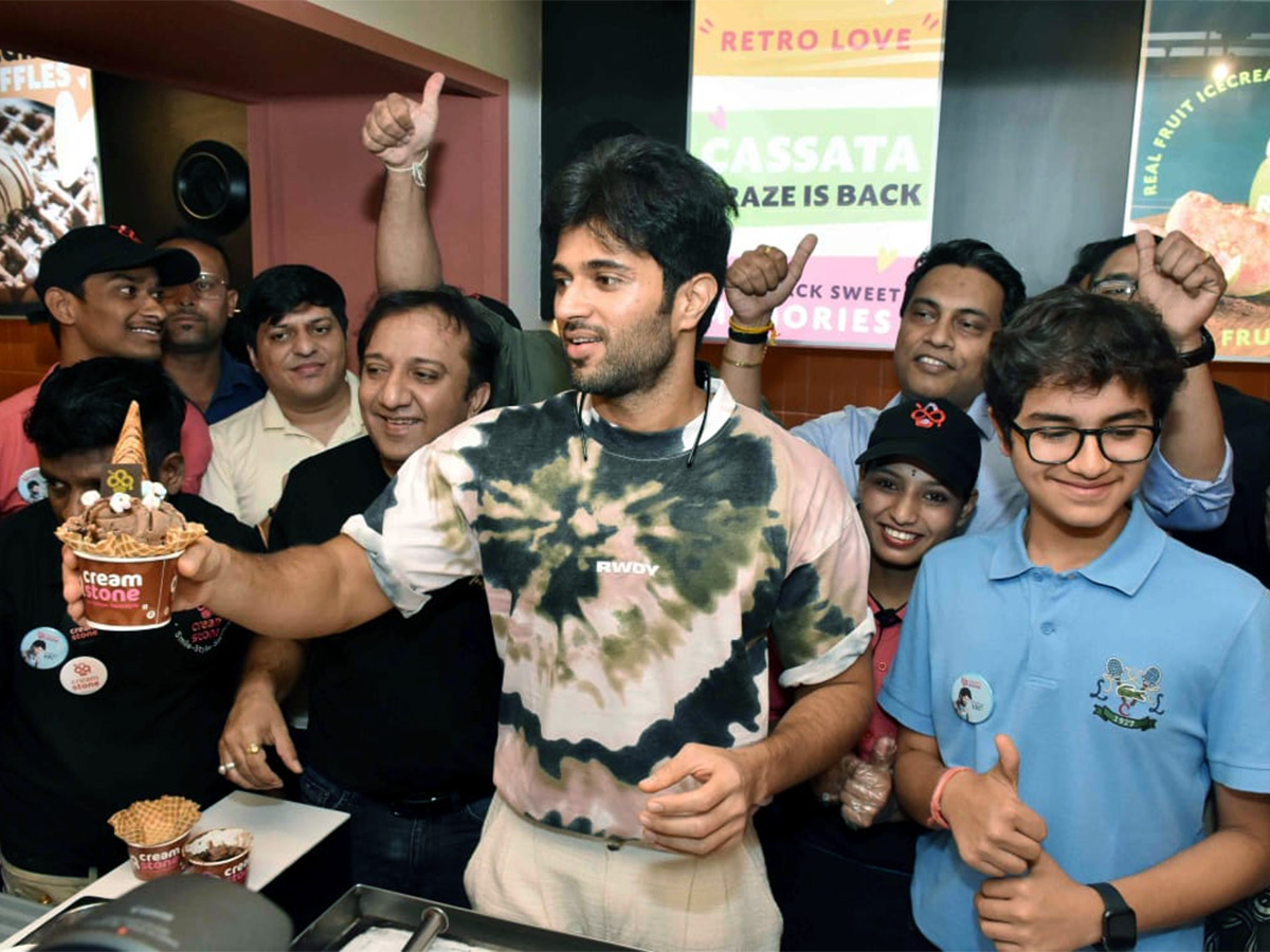 Actor Vijay Deverakonda Launches His Ice Cream Center - Sakshi2