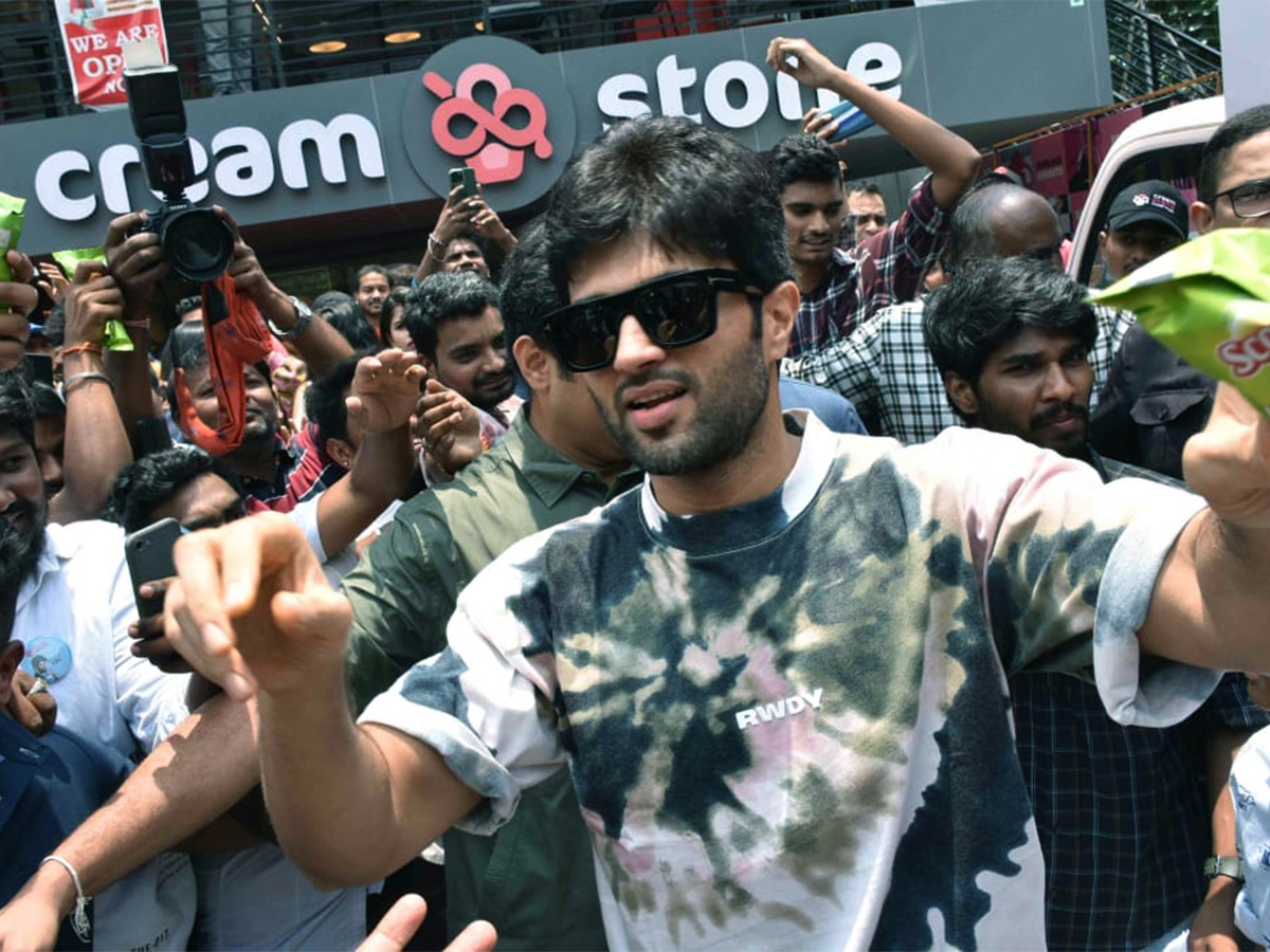 Actor Vijay Deverakonda Launches His Ice Cream Center - Sakshi7