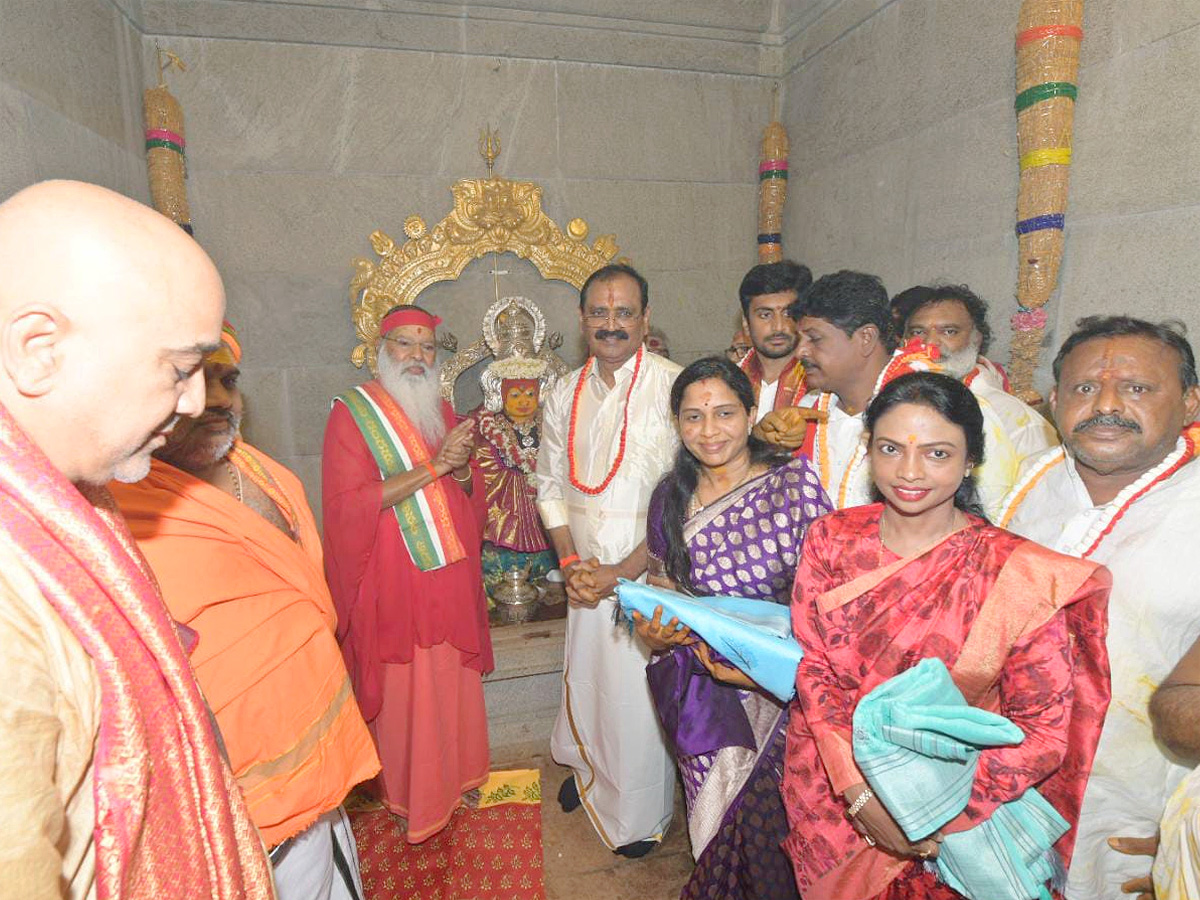 MLA Bhumana Karunakar Reddy Visit Tataiahgunta Gangamma Temple At Tirupati Photos - Sakshi1