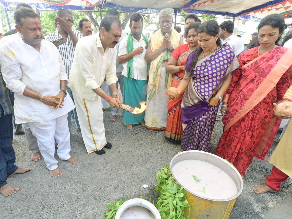 MLA Bhumana Karunakar Reddy Visit Tataiahgunta Gangamma Temple At Tirupati Photos - Sakshi10