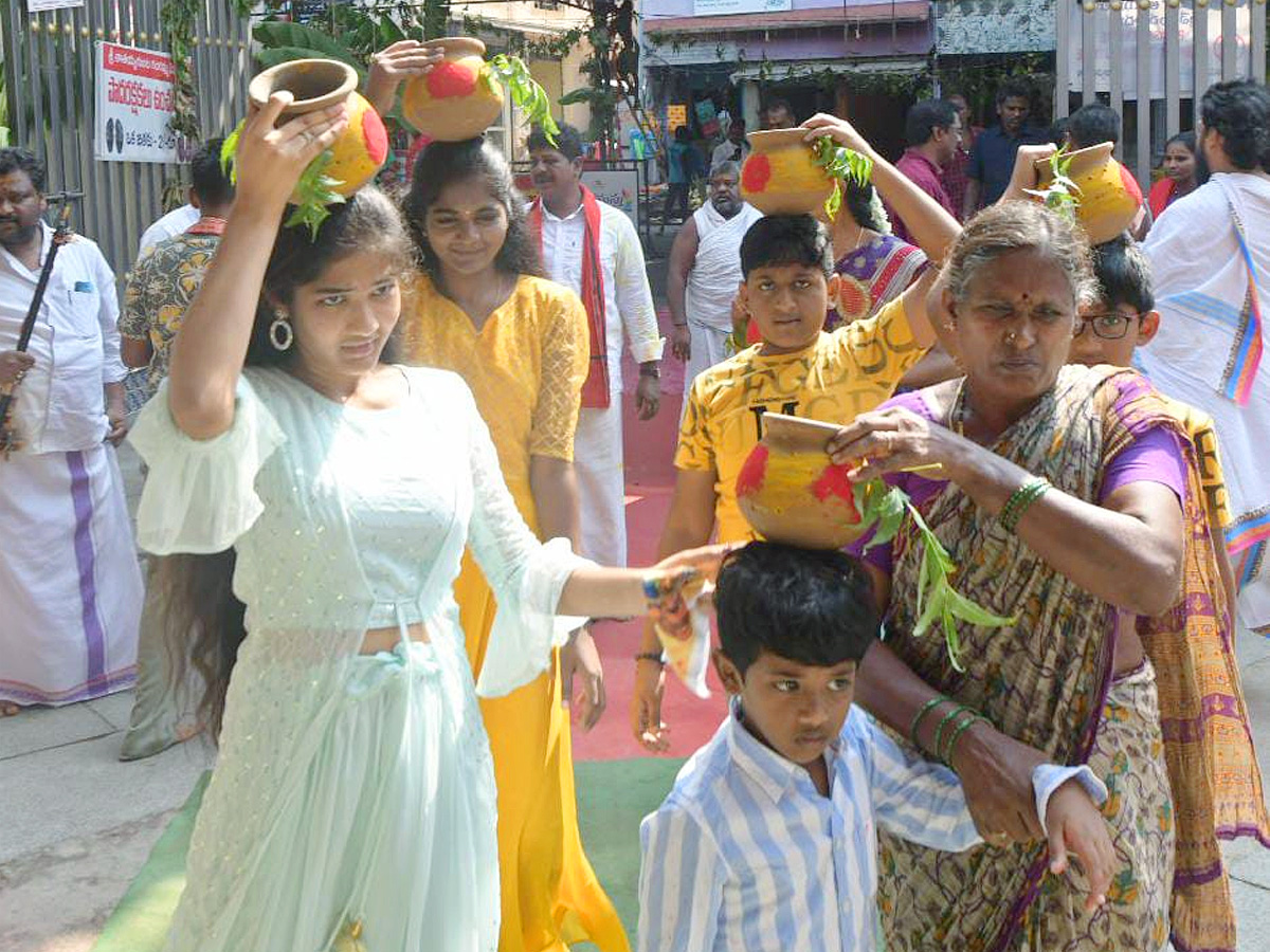 MLA Bhumana Karunakar Reddy Visit Tataiahgunta Gangamma Temple At Tirupati Photos - Sakshi11