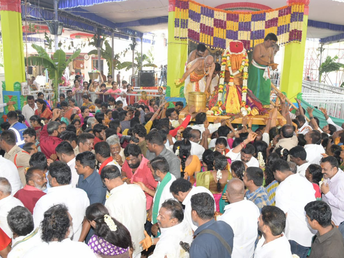 MLA Bhumana Karunakar Reddy Visit Tataiahgunta Gangamma Temple At Tirupati Photos - Sakshi12