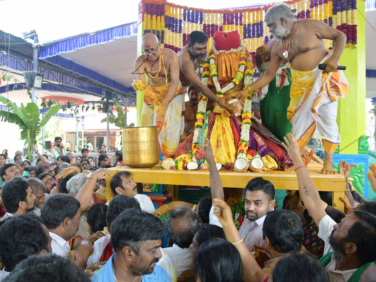 MLA Bhumana Karunakar Reddy Visit Tataiahgunta Gangamma Temple At Tirupati Photos - Sakshi13