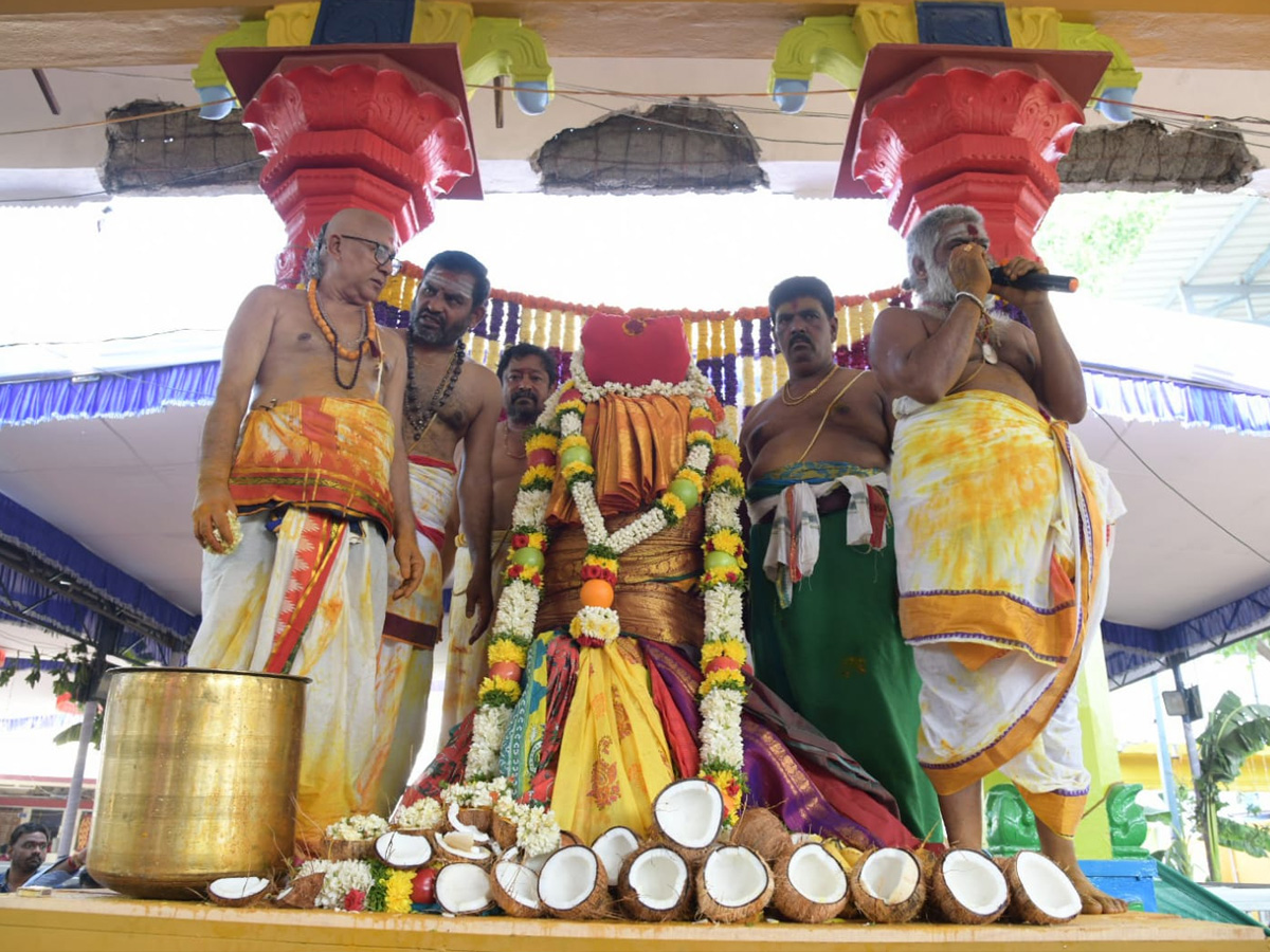 MLA Bhumana Karunakar Reddy Visit Tataiahgunta Gangamma Temple At Tirupati Photos - Sakshi14