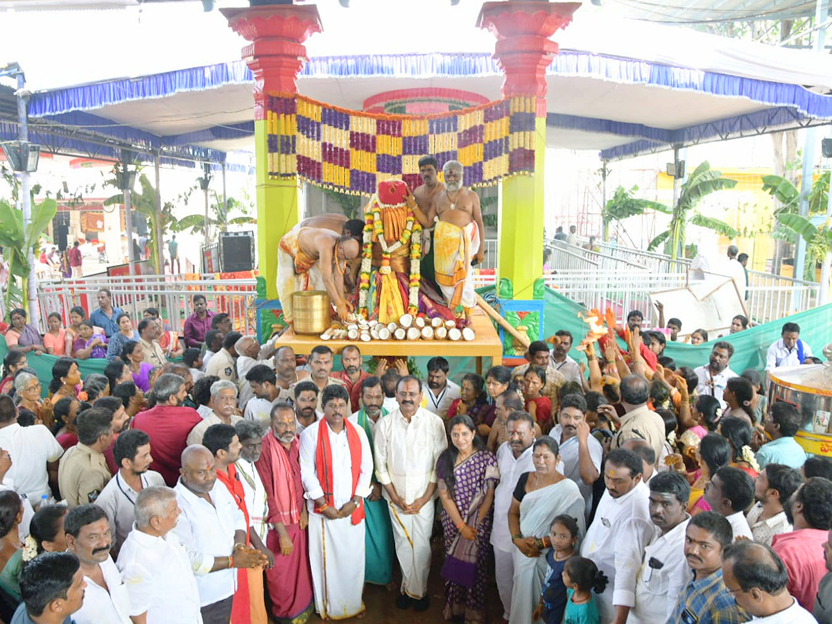 MLA Bhumana Karunakar Reddy Visit Tataiahgunta Gangamma Temple At Tirupati Photos - Sakshi15