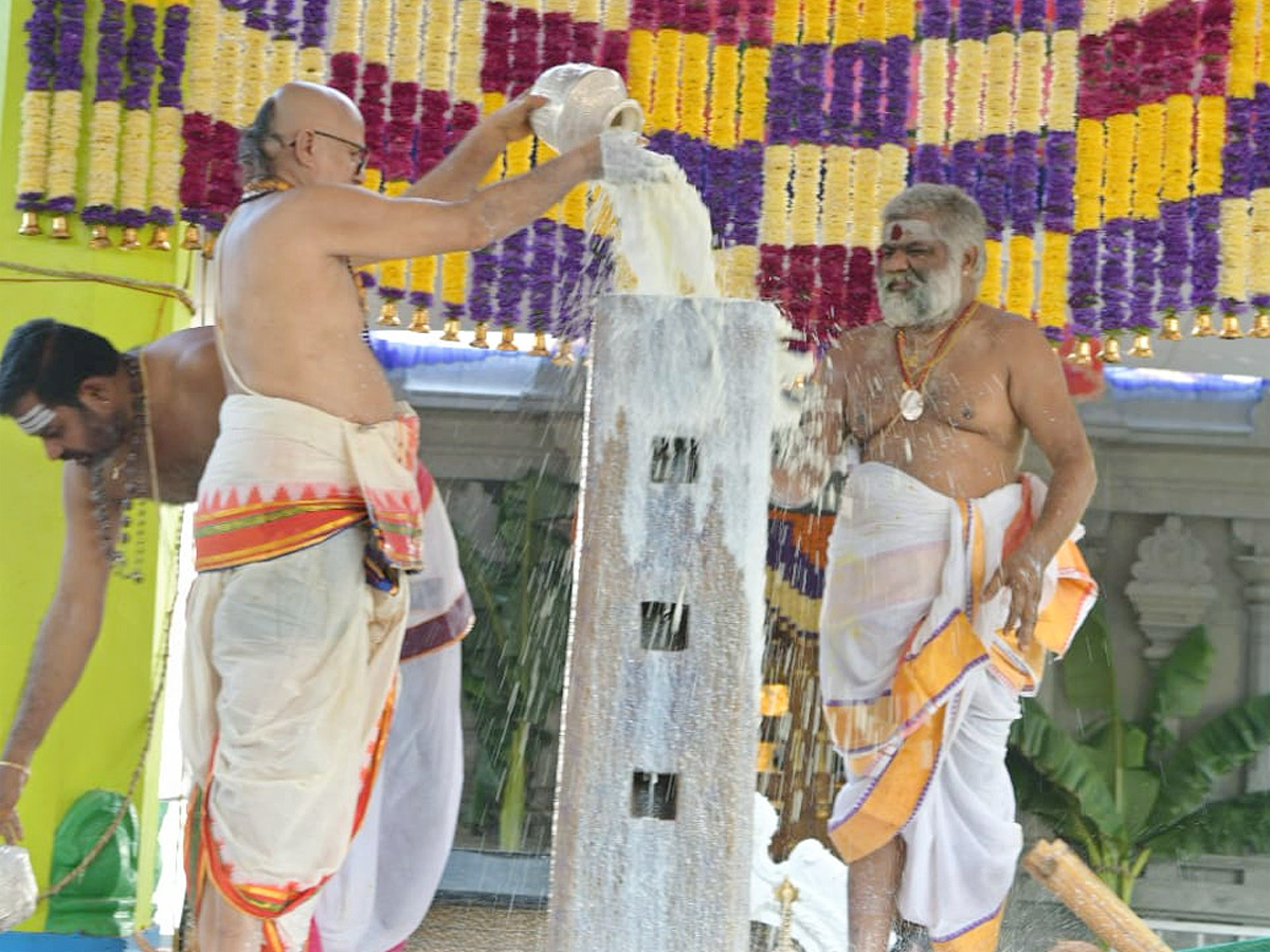 MLA Bhumana Karunakar Reddy Visit Tataiahgunta Gangamma Temple At Tirupati Photos - Sakshi19