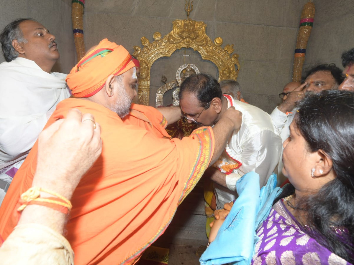 MLA Bhumana Karunakar Reddy Visit Tataiahgunta Gangamma Temple At Tirupati Photos - Sakshi2