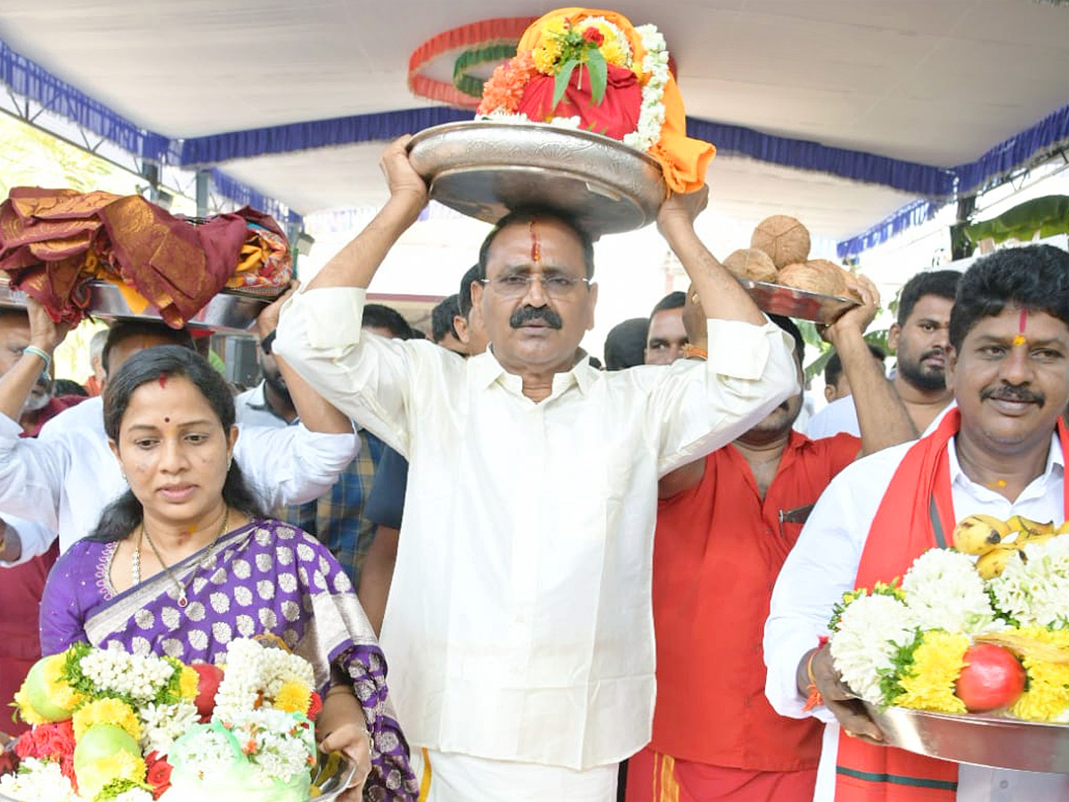 MLA Bhumana Karunakar Reddy Visit Tataiahgunta Gangamma Temple At Tirupati Photos - Sakshi23