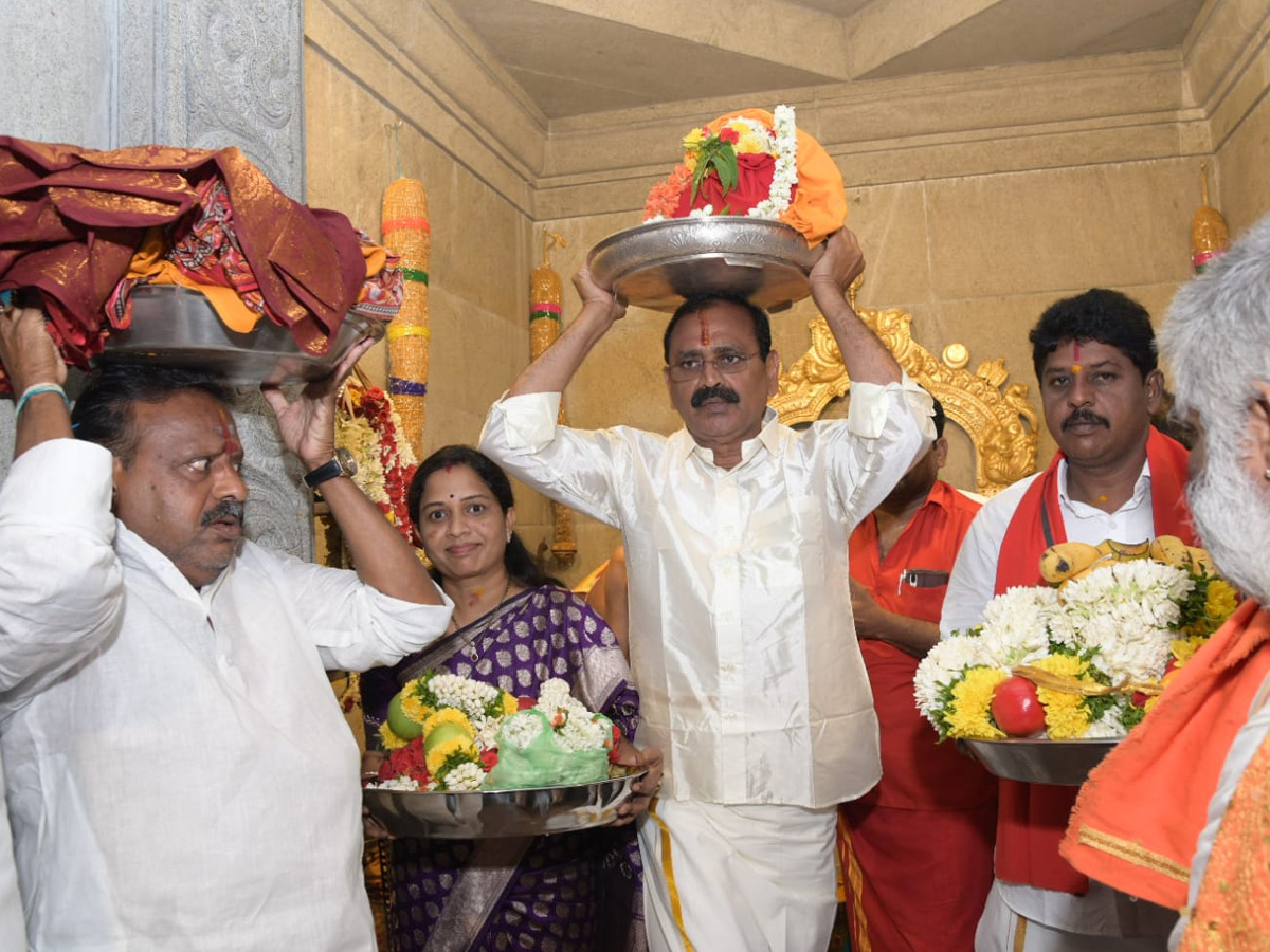 MLA Bhumana Karunakar Reddy Visit Tataiahgunta Gangamma Temple At Tirupati Photos - Sakshi24