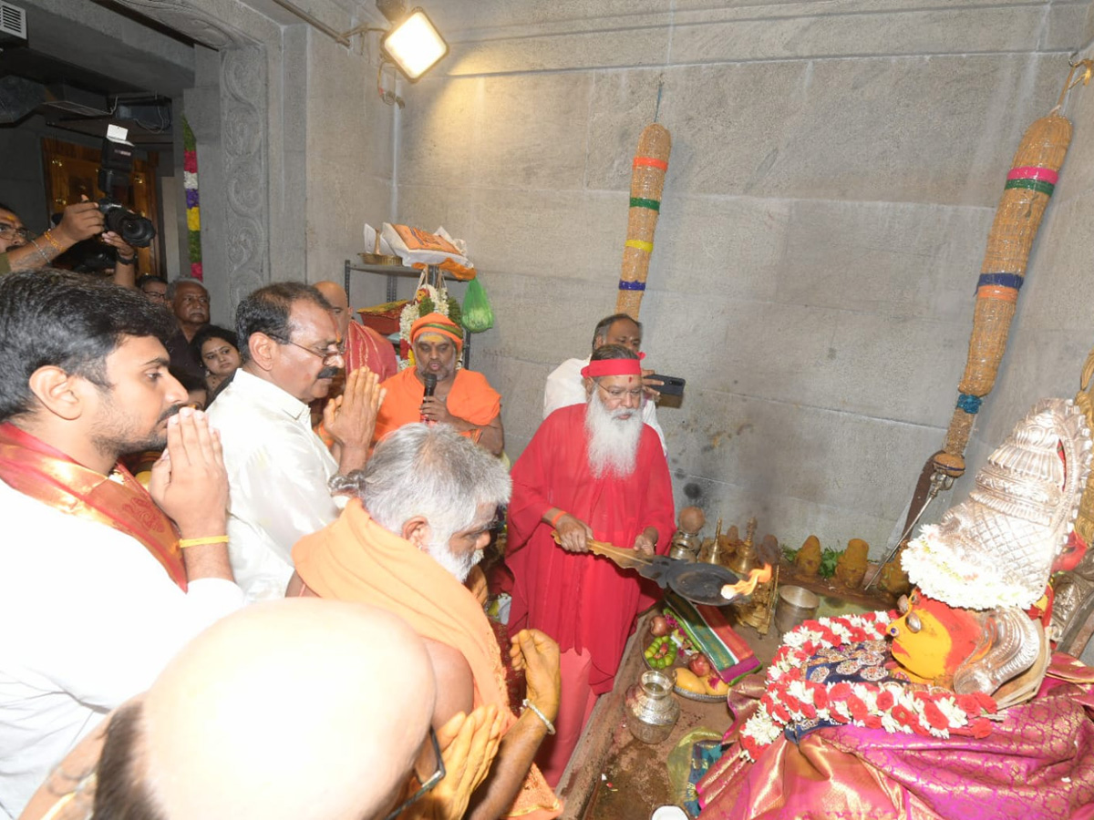 MLA Bhumana Karunakar Reddy Visit Tataiahgunta Gangamma Temple At Tirupati Photos - Sakshi4