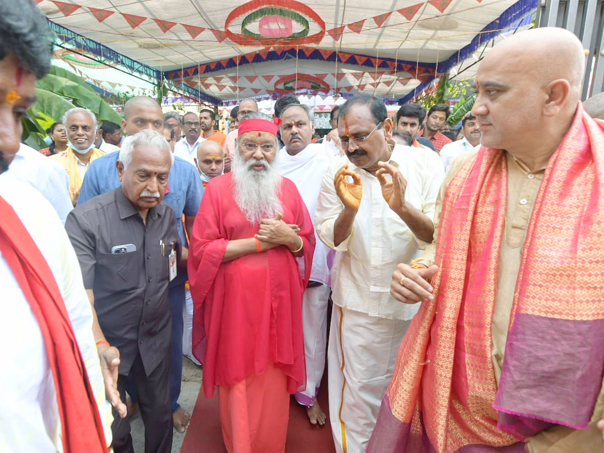 MLA Bhumana Karunakar Reddy Visit Tataiahgunta Gangamma Temple At Tirupati Photos - Sakshi6