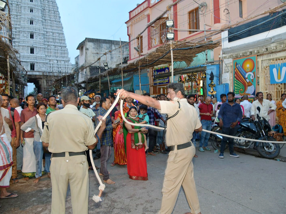 Devotee killed After Tree Fell On Him At Tirupati Govindaraja Swamy temple - Sakshi2