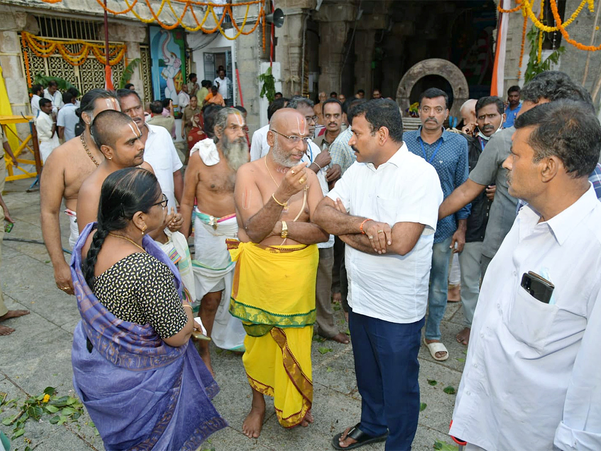 Devotee killed After Tree Fell On Him At Tirupati Govindaraja Swamy temple - Sakshi27