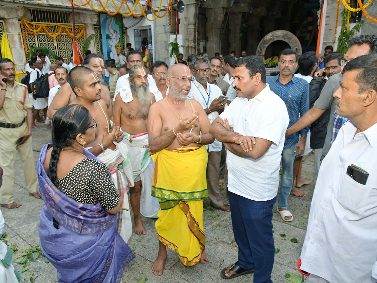 Devotee killed After Tree Fell On Him At Tirupati Govindaraja Swamy temple - Sakshi30