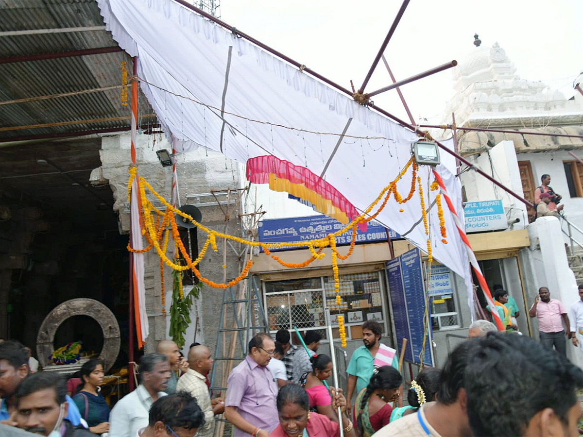 Devotee killed After Tree Fell On Him At Tirupati Govindaraja Swamy temple - Sakshi5